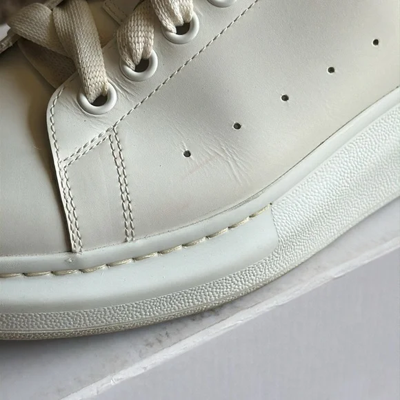 Alexander McQueen Men's Oversized
Sneaker 'Larry' in White/red. - Picture 8 of 11